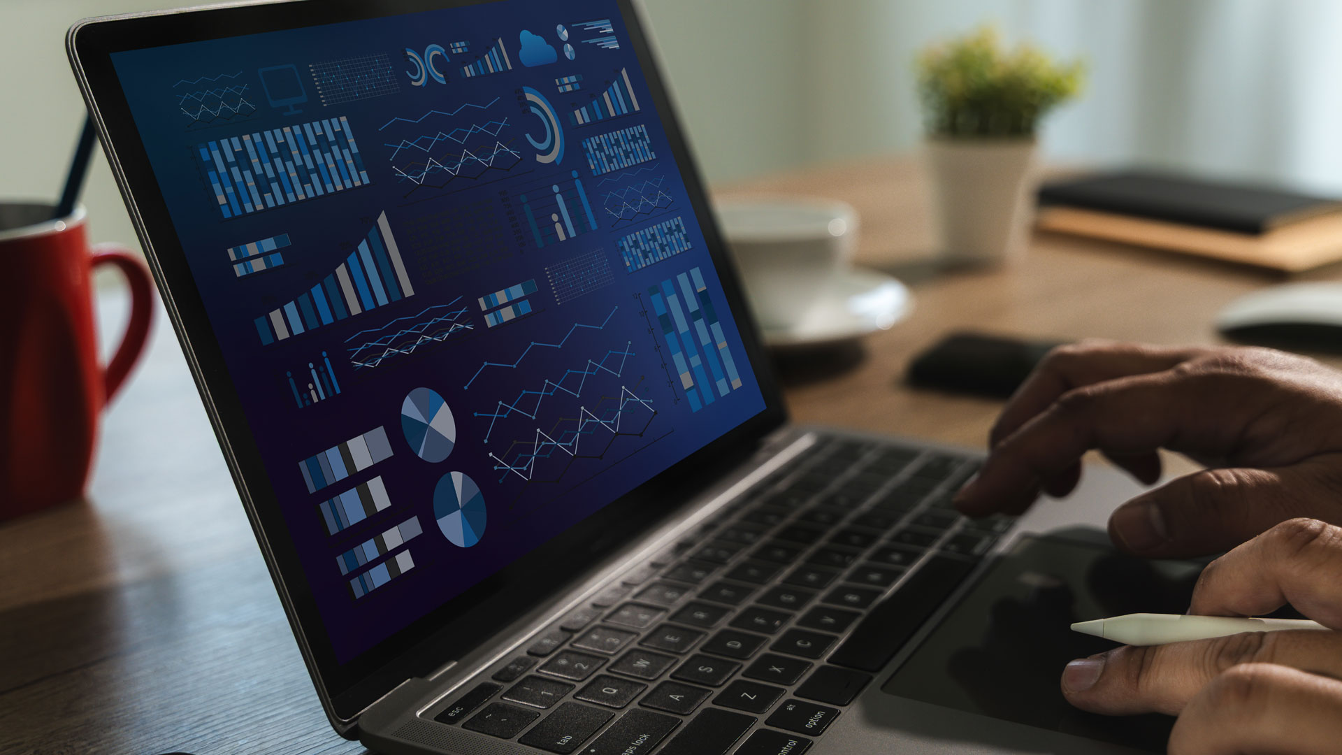 risti-o-analista-de-negocios-usou-um-laptop-para-analisar-estatisticas-financeiras